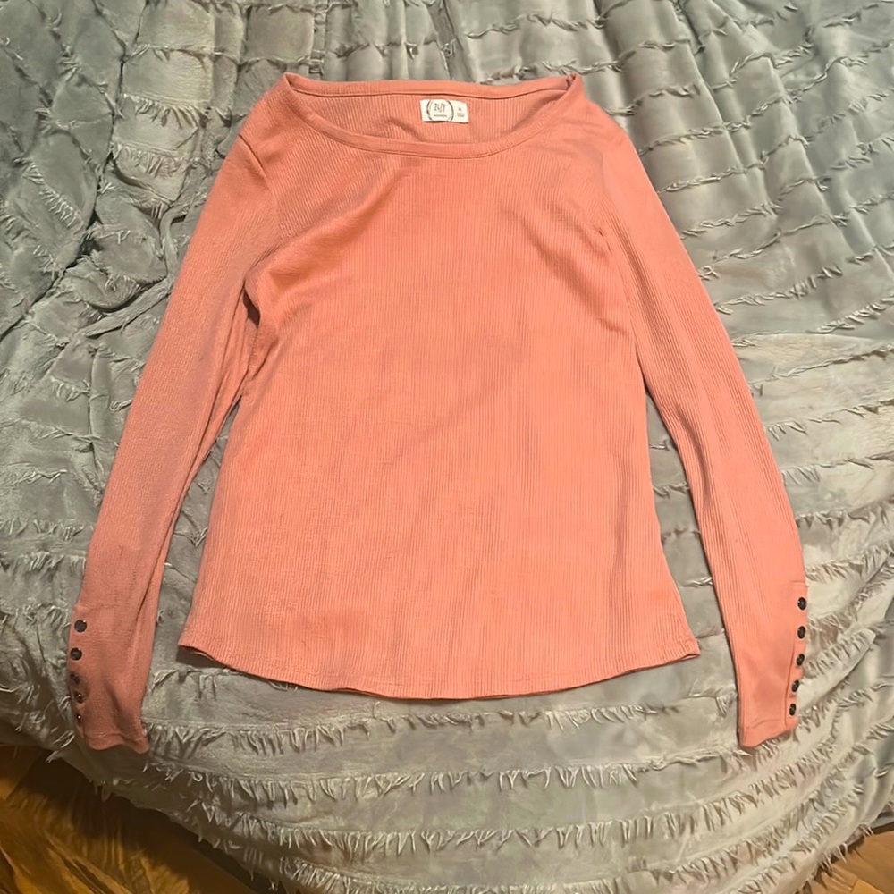 Very cute pink knitted looking shirt!! Have not even worn.